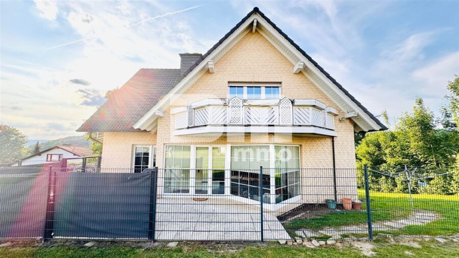 Hochklassiges Einfamilienhaus mit Einliegerwohnung in Bestlage auf großem Traumgrundstück - Seitenansicht / Terrasse